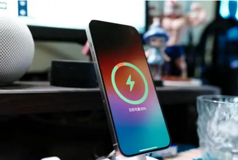 泗洪苹果15换屏服务分享用什么充电器给iPhone15充电更好 